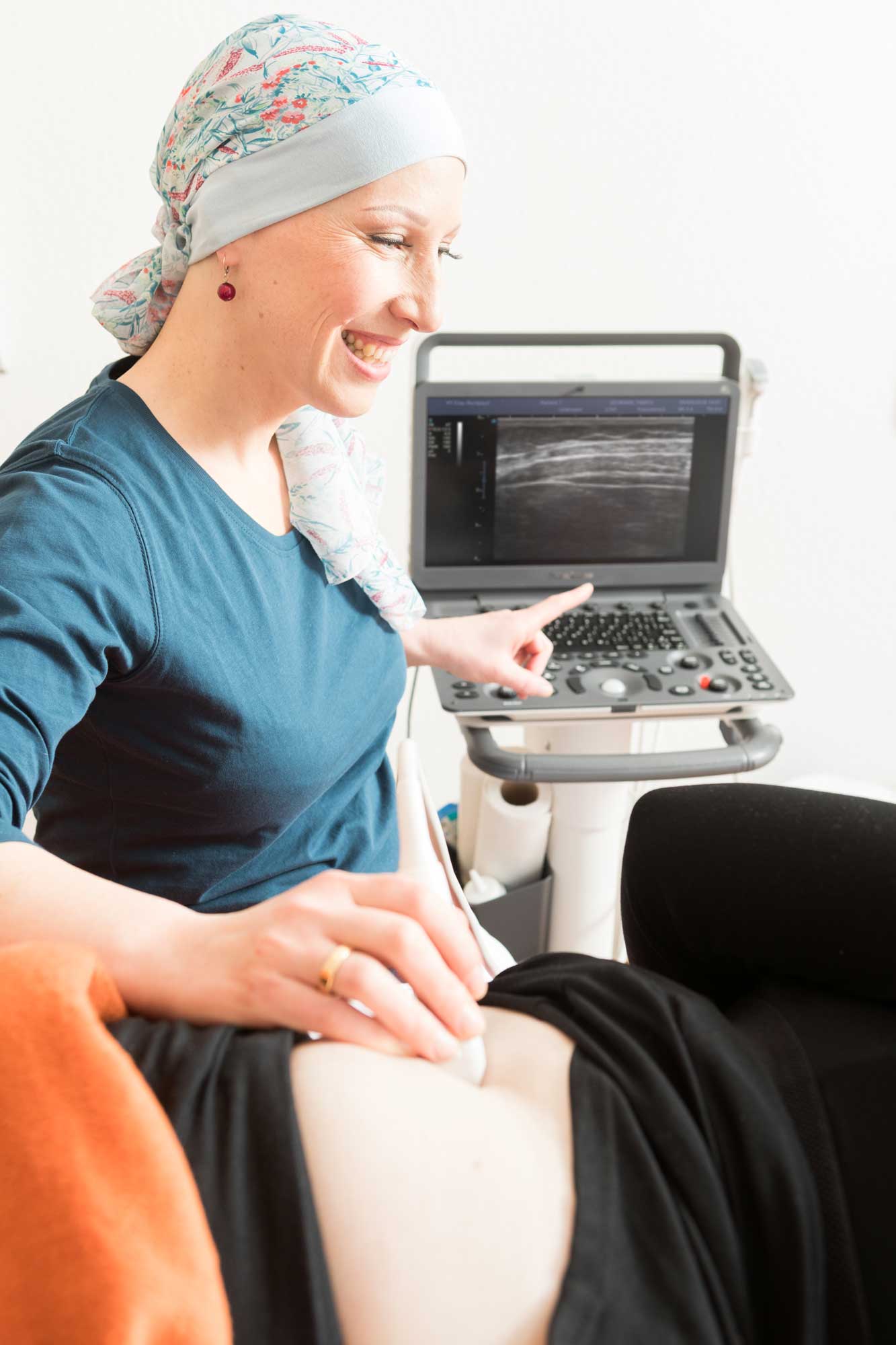 Beckenboden Spezialistin Susann Ruckpaul behandelt Inkontinenz Patienten mit Ultraschall